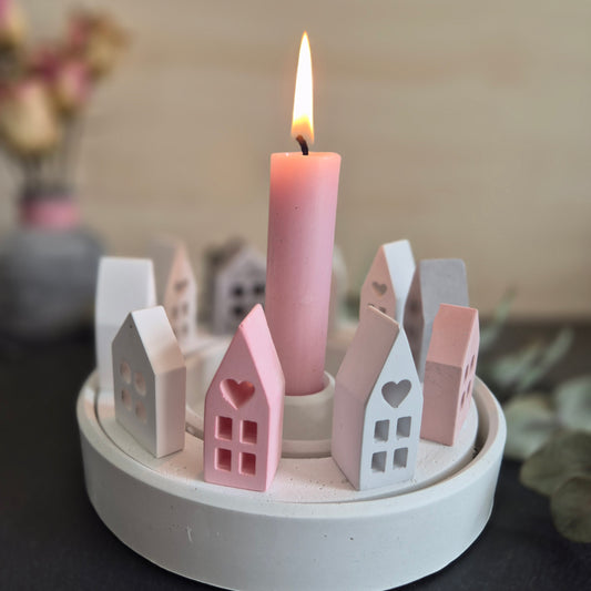 Dekoteller "Häuserring" - rund, aus weißem Gießbeton mit kleinen Häuschen im Ring und mit Stabkerze in Mitte // 17 cm