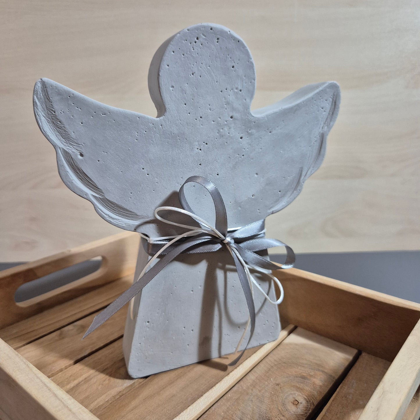 Engel stehend mit Muster an den Flügeln, Trauer- oder Erinnerungsengel, aus dunkelgrauem Gießbeton // Abmessungen: 20x17x3cm