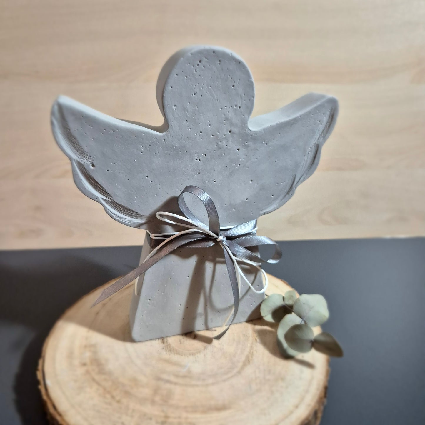 Engel stehend mit Muster an den Flügeln, Trauer- oder Erinnerungsengel, aus dunkelgrauem Gießbeton // Abmessungen: 20x17x3cm