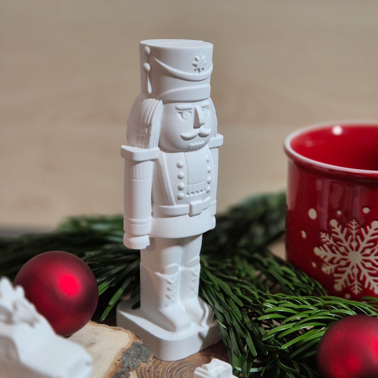 Nussknacker aus weißer Gießkeramik zum Aufstellen, Abmessungen: 6,0 x 18,0 cm