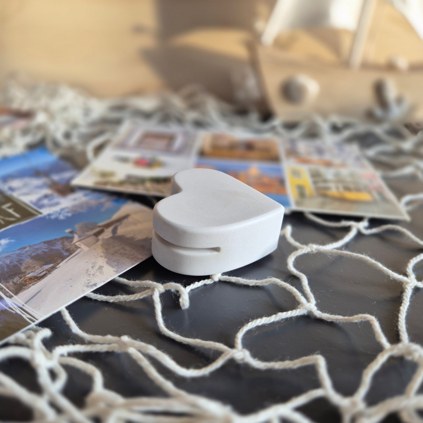 Kartenhalter in Herz-Form mit Schlitz auf der Oberseite für Fotos, Postkarten und kleine Notizen, aus weißem Gießbeton // Abmessung: 5x5x2cm