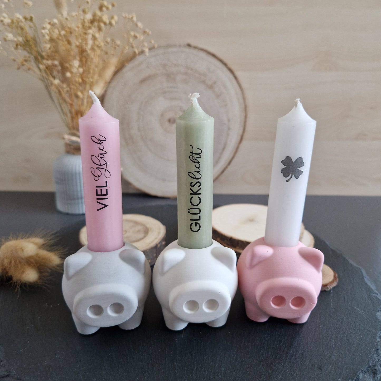 Glücksschweinchen Kerzenständer aus Gießkeramik in Weiß, Grau oder Rosa mit kurzer Stabkerze und auf Wunsch mit Kerzentext, Abmessung: 6,5 x 6,5cm