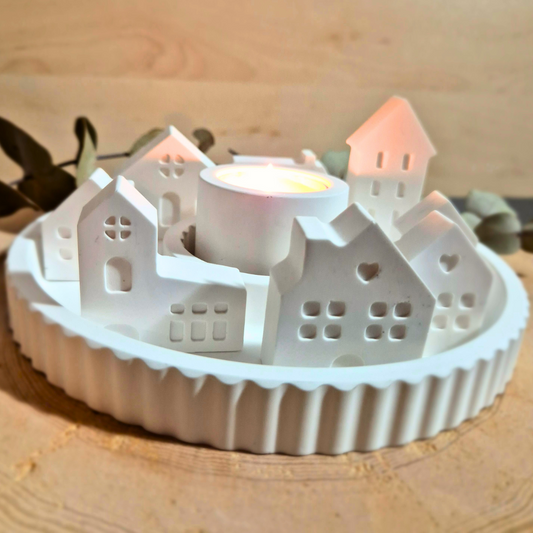 Dekoteller rund mit Teelicht Kerzenhalter und 8 kleinen, weißen Häuschen aus Gießbeton // Abmessungen Teller: 17 x 2cm
