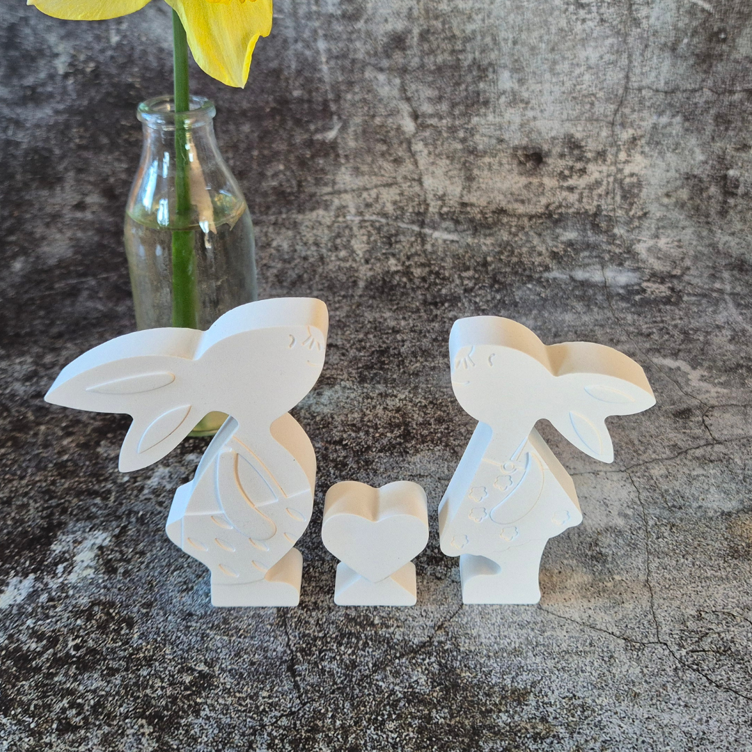 Verliebtes Hasenpaar mit Herzchen aus weißer Gießkeramik, 10 x 15 cm