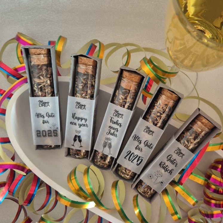 Glasröhrchen gefüllt mit Wildblumensamen, in Papphülle mit Transparent-Banderole und Grußtext // 10cm hoch