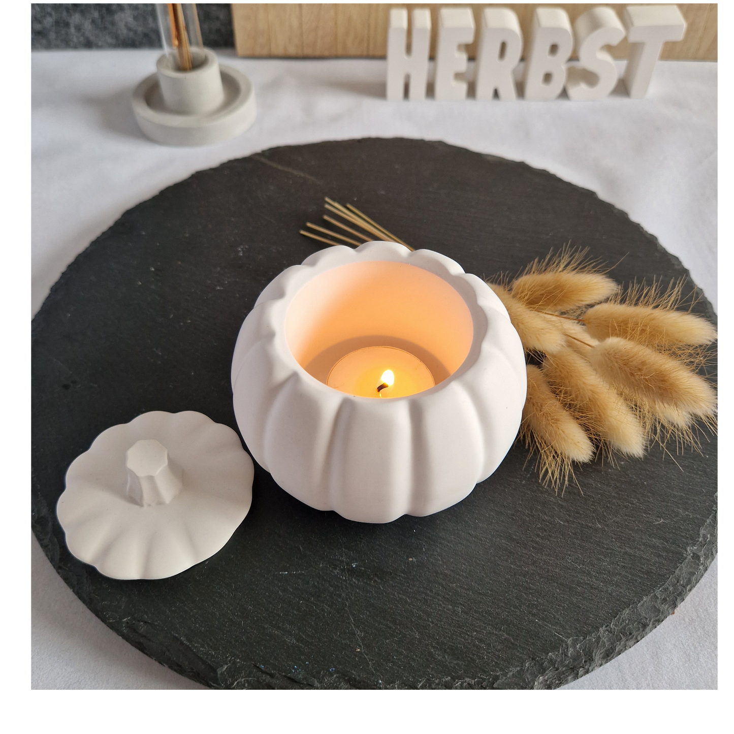 Kürbis als Dekoration aus weißem Gießbeton mit abnehmbarem Deckel für ein Teelicht, schöne und schlichte Dekoration für den Herbst // Abmessungen: ca. 6cm x 10cm