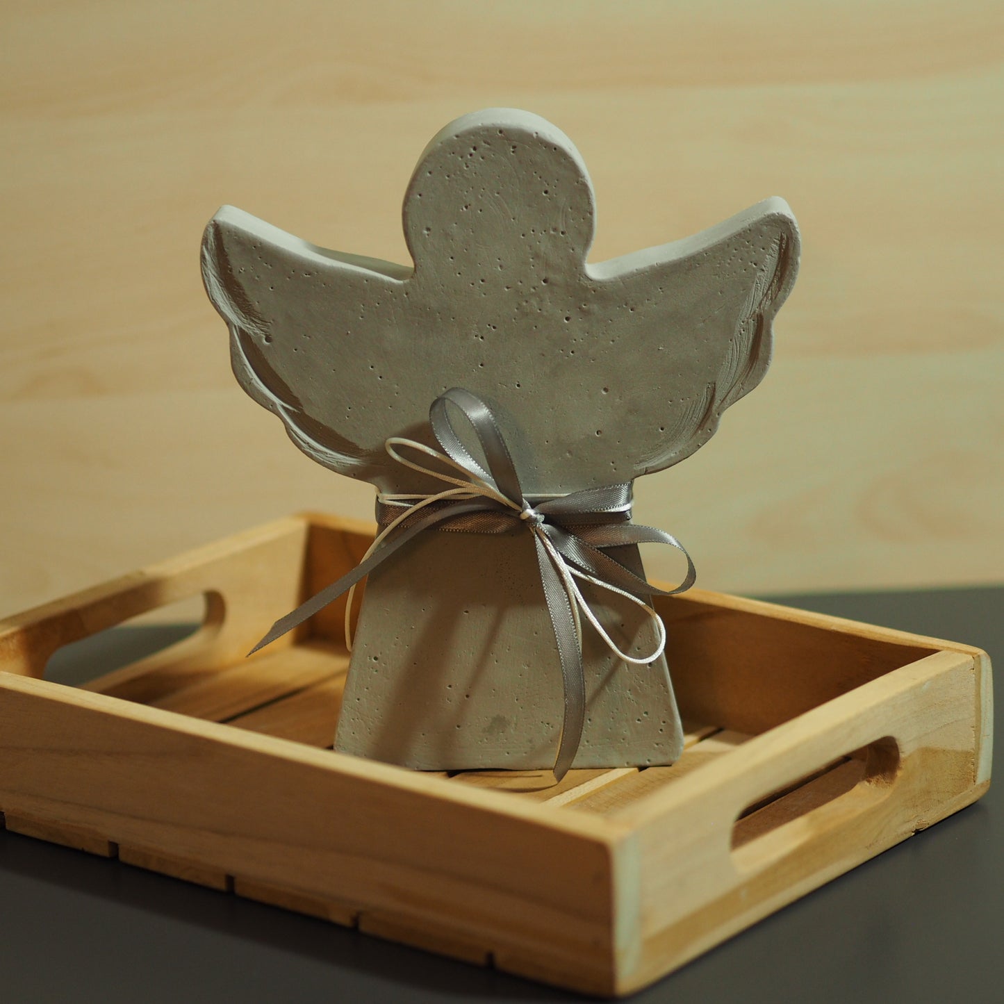 Engel stehend mit Muster an den Flügeln, Trauer- oder Erinnerungsengel, aus dunkelgrauem Gießbeton // Abmessungen: 20x17x3cm