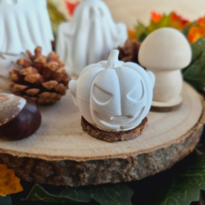 Kürbis klein als Dekoration mit gruseligem Gesicht aus weißem Gießbeton // Halloween Deko // Abmessung: 5x3cm