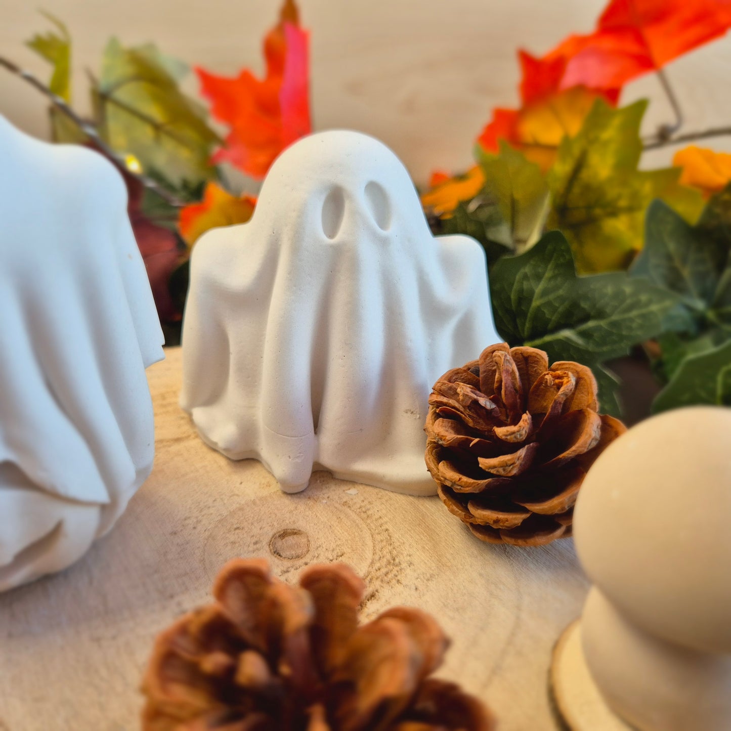 Geist Gespenst aus weißem Gießbeton Halloween 2 Varianten stehend auf Kürbis oder einzeln Dekoration Figuren Herbst Gruselige Dekoration