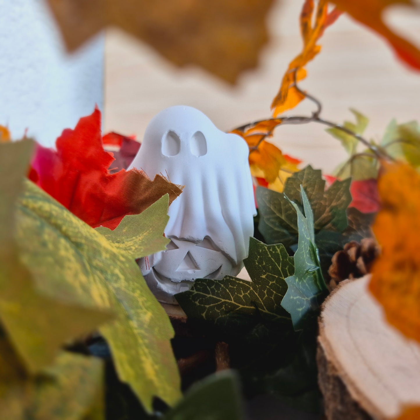 Geist Gespenst aus weißem Gießbeton Halloween 2 Varianten stehend auf Kürbis oder einzeln Dekoration Figuren Herbst Gruselige Dekoration