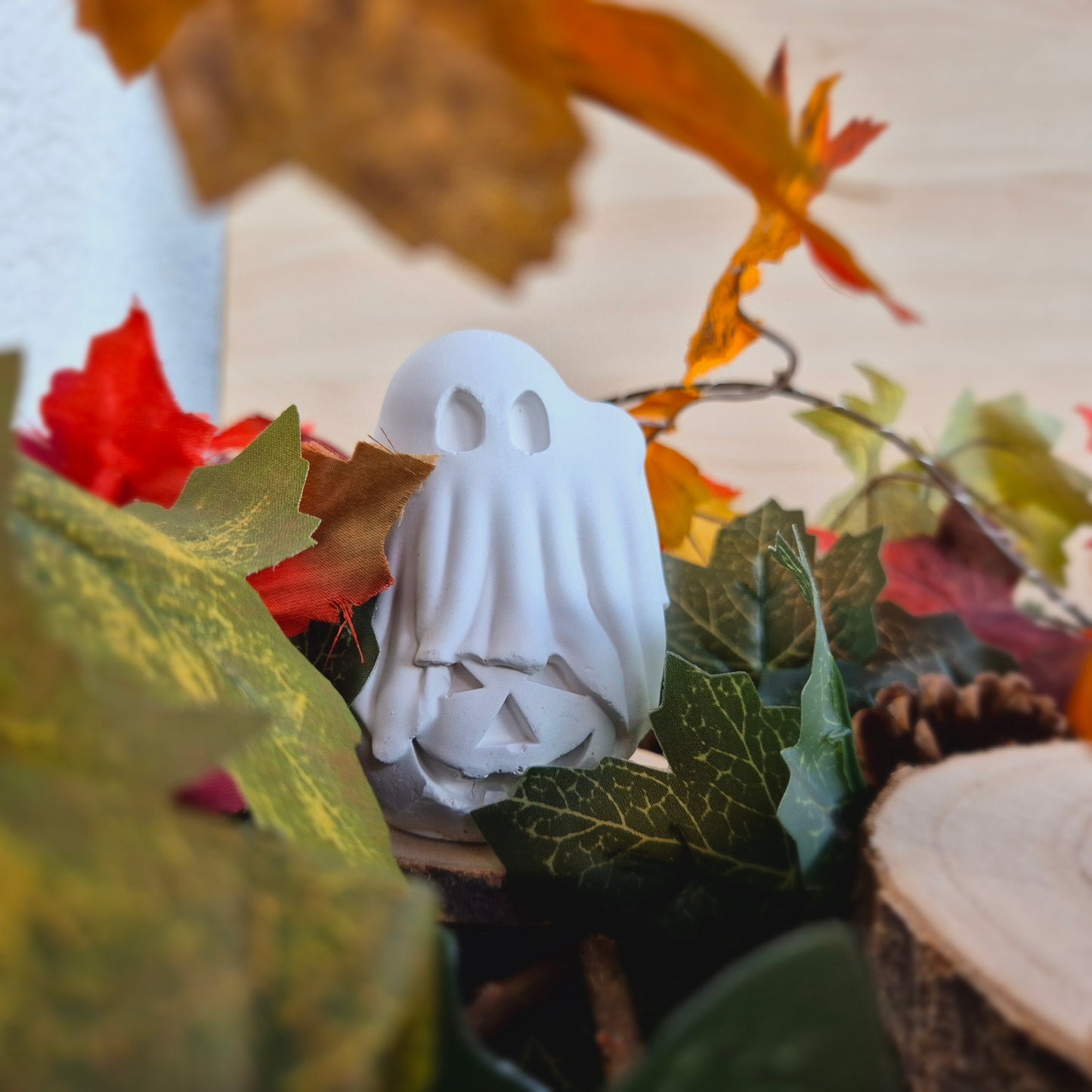 Geist Gespenst aus weißem Gießbeton Halloween 2 Varianten stehend auf Kürbis oder einzeln Dekoration Figuren Herbst Gruselige Dekoration