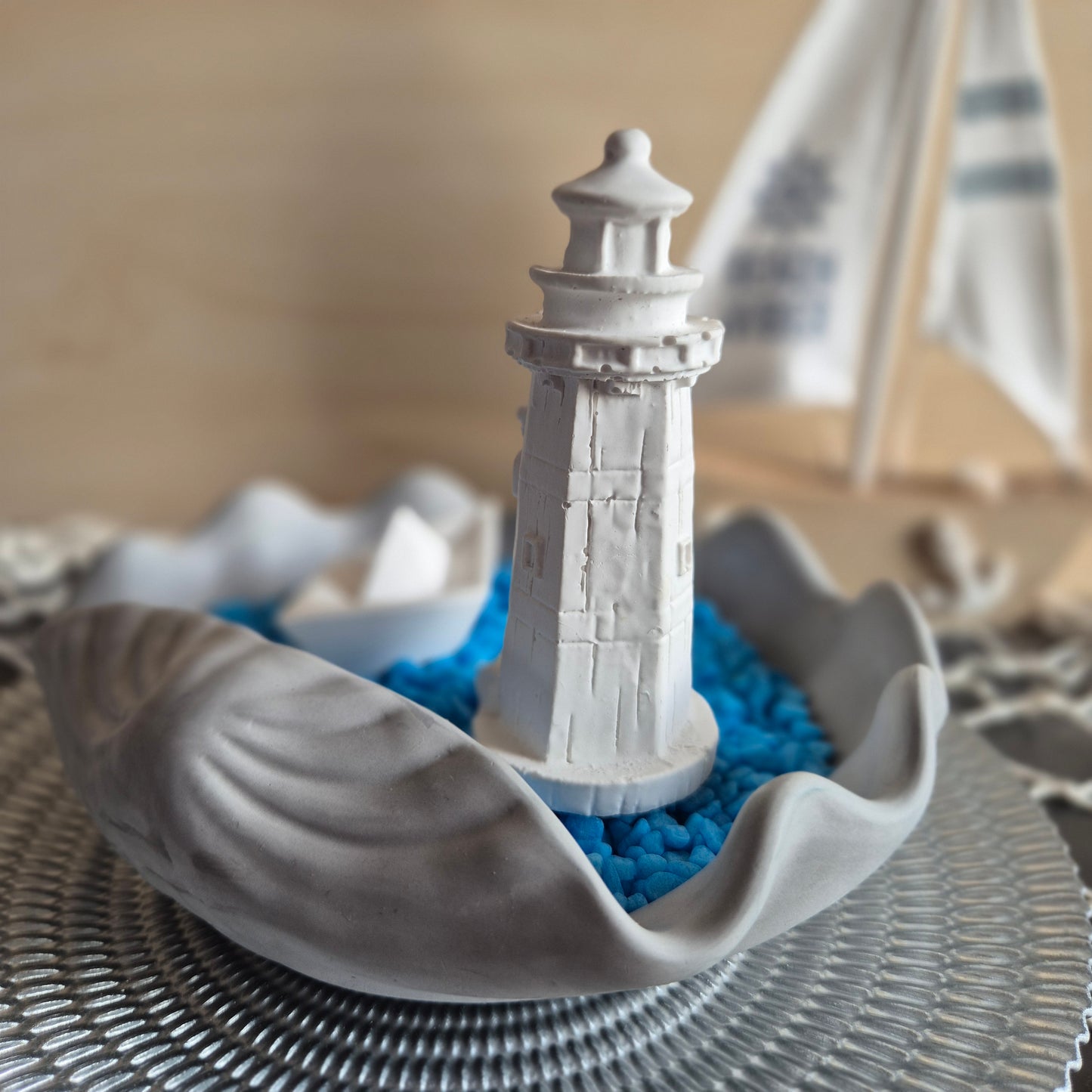 Dekoschale "Große Muschel" mit einem Leuchtturm und einem Boot aus weißem Gießbeton // Abmessung: 16x15x5cm