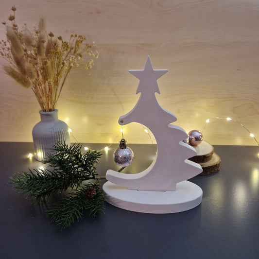 Tannenbaum Aufsteller aus weißer Gießkeramik mit hängender Christbaumkugel oder runder Scheibe mit weihnachtlichem Stempelmotiv auf einem Sockel für sicheren Stand, Abmessungen: 21x18x8cm