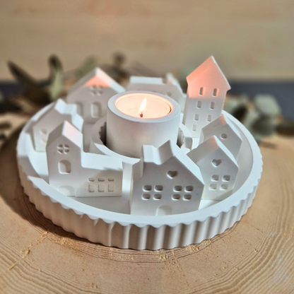 Dekoteller rund mit Teelicht Kerzenhalter  und 8 kleinen, weißen Häuschen aus Gießbeton // Abmessungen Teller: 17 x 2cm