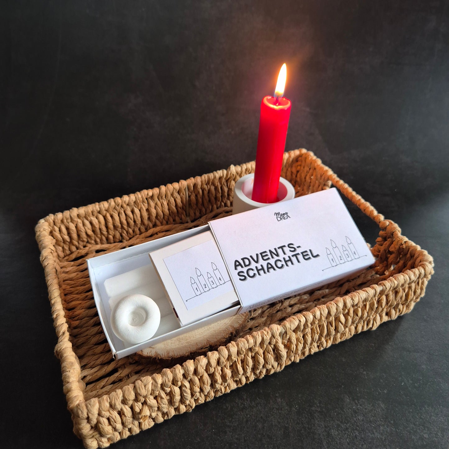 Adventsschachtel mit 4 Kerzen, Streichholzbriefchen und Kerzenständer