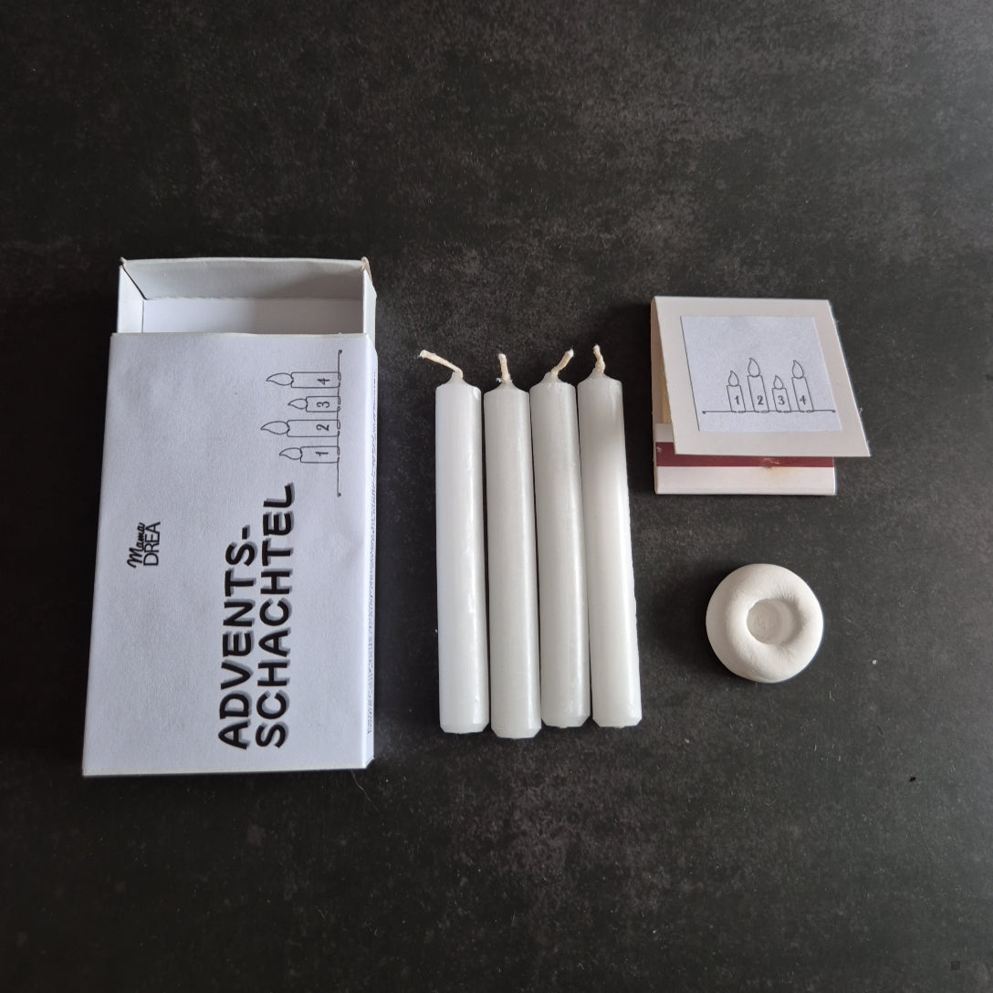 Adventsschachtel mit 4 Kerzen, Streichholzbriefchen und Kerzenständer