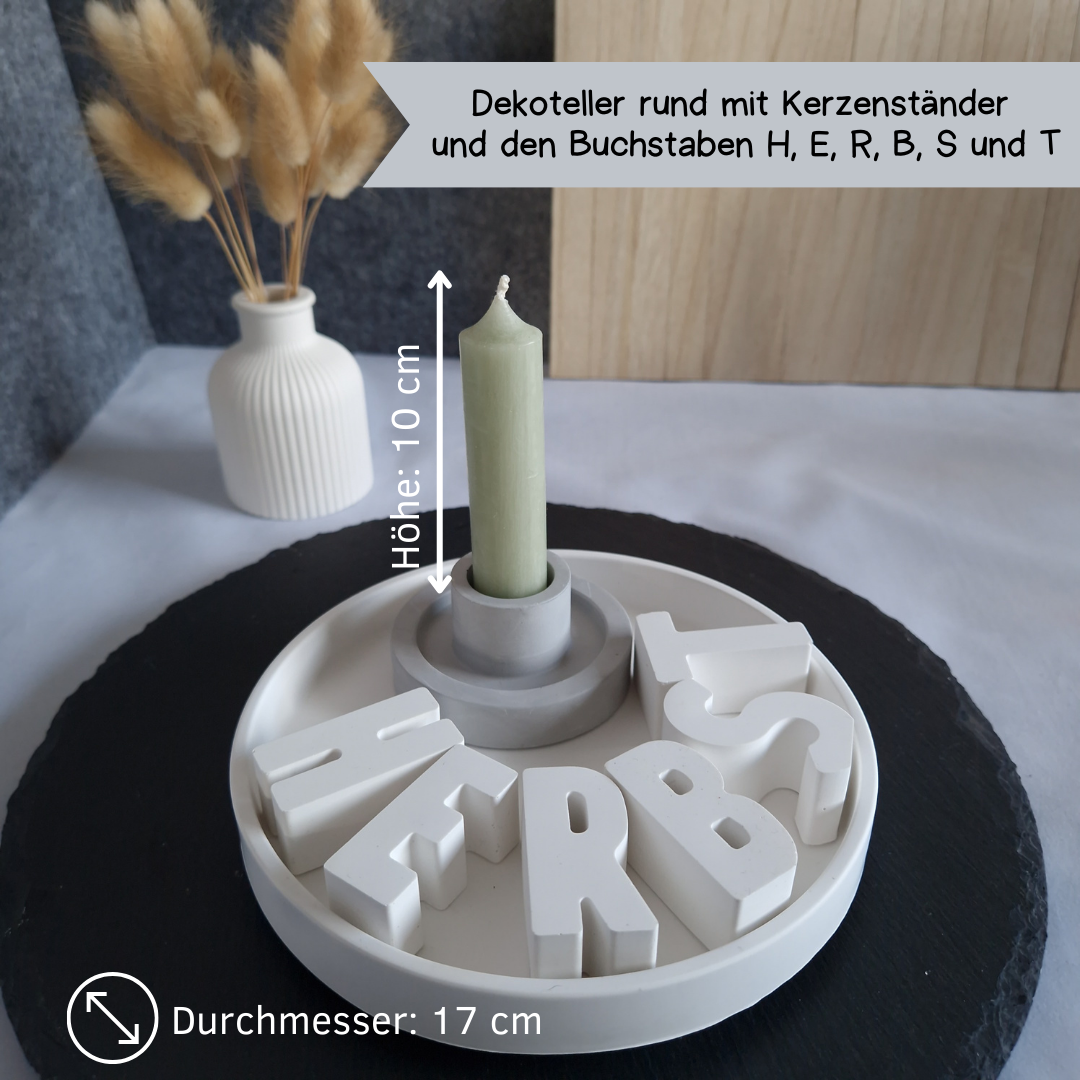 Dekoteller HERBST rund aus weißem GIeßbeton, mit schlichtem Kerzenständer, kleiner, farbiger Stabkerze und den Buchstaben HERBST zum Legen oder HInstellen, 17cm Durchmesser