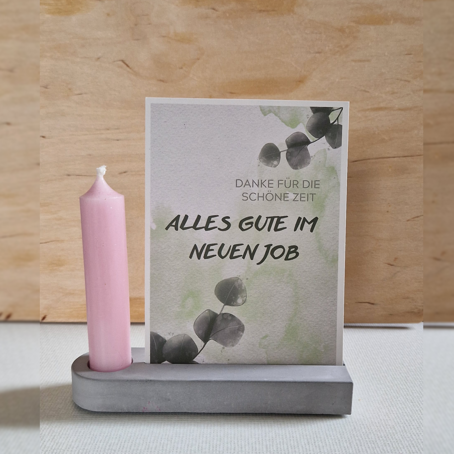 Dekorative Leiste aus Gießbeton mit Schlitz für Postkarte und Platz für Kerze oder Vase und Trockenblumen, schlichte Dekoration und tolles Geschenk