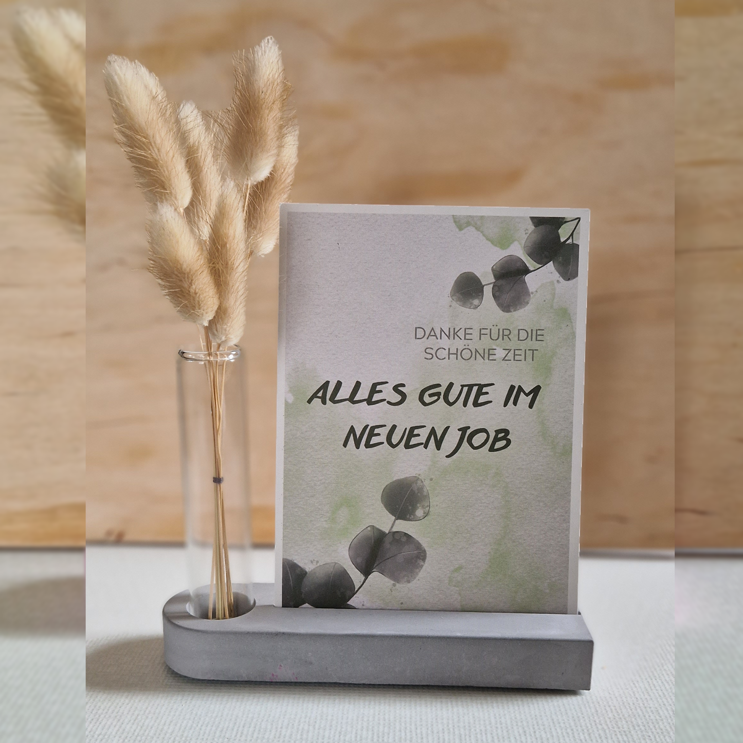 Dekorative Leiste aus Gießbeton mit Schlitz für Postkarte und Platz für Kerze oder Vase und Trockenblumen, schlichte Dekoration und tolles Geschenk