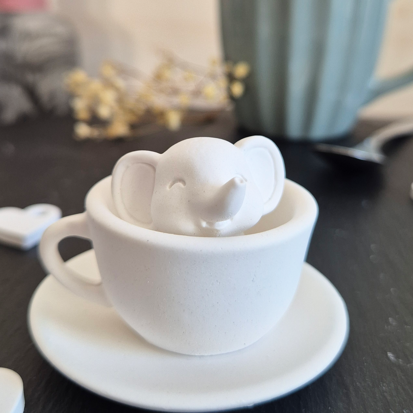 Dekofigur Elefant sitzend in kleiner Tasse mit passender Untertasse aus weißem Gießbeton, Tassentier, Glücksbringer, Hingucker, Eyecatcher, Geschenk, Schreibtisch