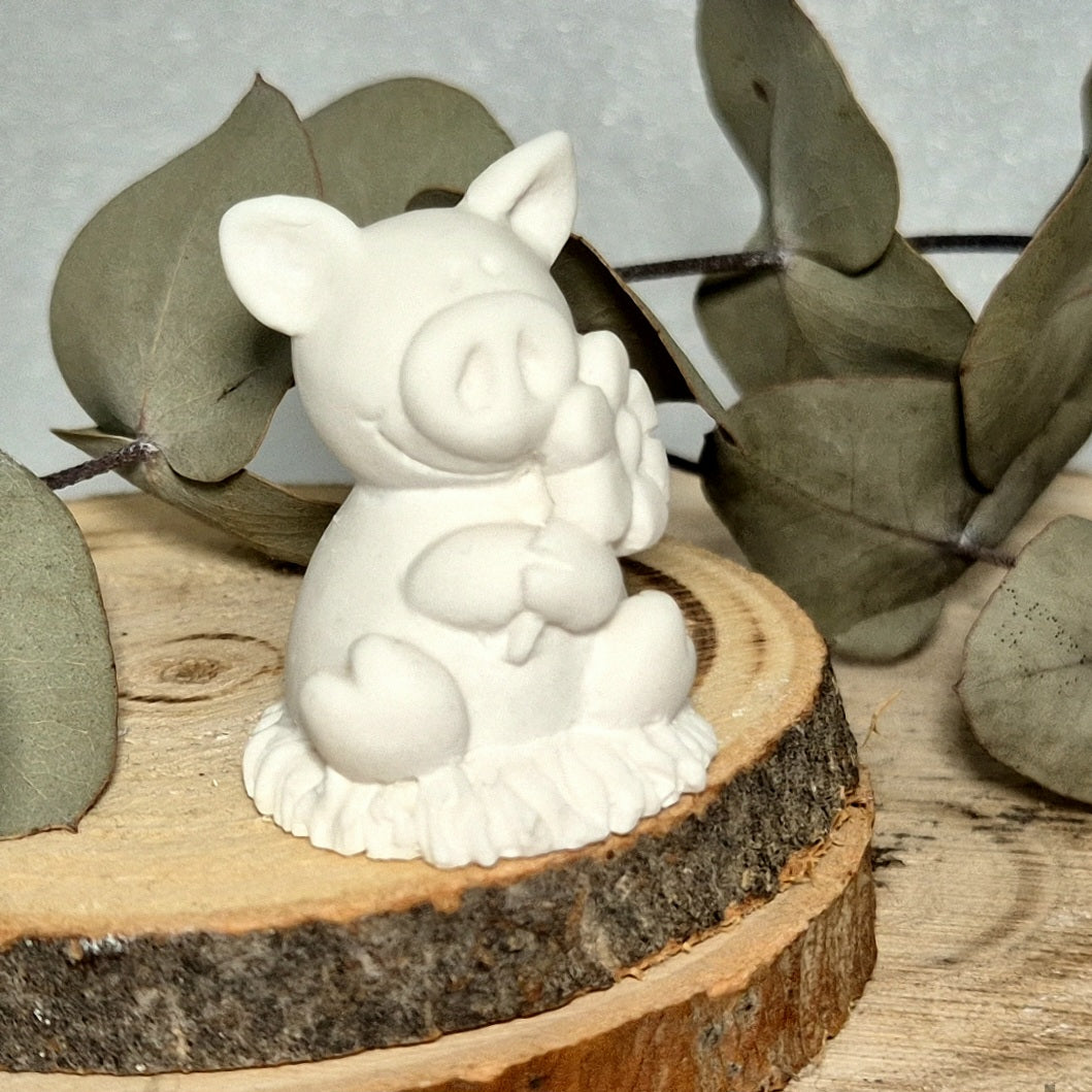 Glücksschwein sitzend auf Heu, mit Blume oder Kleeblatt in der Hand, aus weißem Gießbeton - Glücksbringer für den Jahreswechsel, Prüfungen oder Geburtstage // Abmessung: 3x3,5cm