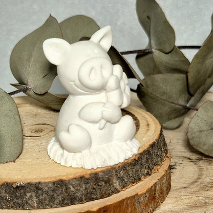 Glücksschwein sitzend auf Heu, mit Blume oder Kleeblatt in der Hand, aus weißem Gießbeton - Glücksbringer für den Jahreswechsel, Prüfungen oder Geburtstage // Abmessung: 3x3,5cm