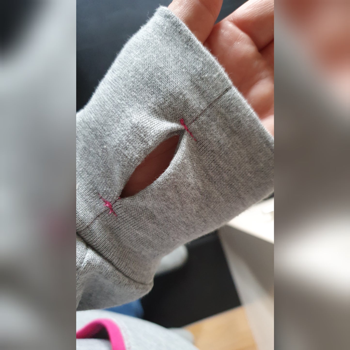 Daumenlöcher in den Armbündchen für Mama Drea Pullover von Größe 110 bis 152