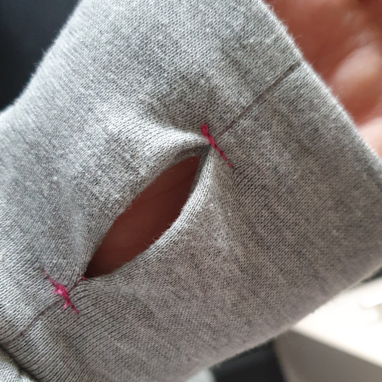 Daumenlöcher in den Armbündchen für Mama Drea Pullover von Größe 110 bis 152